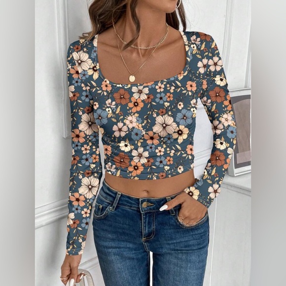 Fitted Floral Too - Picture 2 of 4